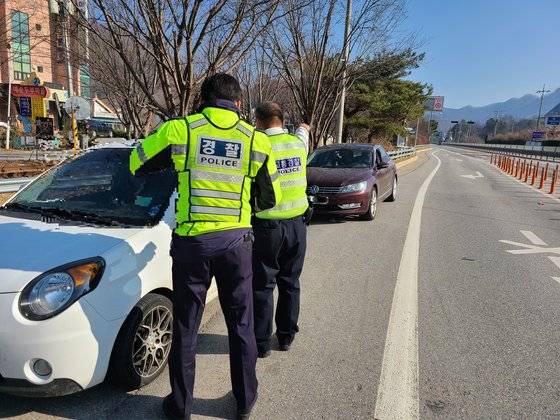 8일 오전 강원도 춘천시 서면 안보리 경춘국도에서 차량 두 대가 과속 운전을 해 적발된 모습. 박진호 기자