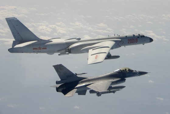 대만 인근에 접근한 중국 인민해방군 소속 H-6 폭격기를 대만 공군 소속 F-16 전투기가 근접 비행하고 있는 사진을 대만 국방부가 공개했다. 중국은 2027년 건군 100주년 분투 목표로 대만 해방을 목표로 수립한 것으로 전해진다. [AP=연합뉴스]