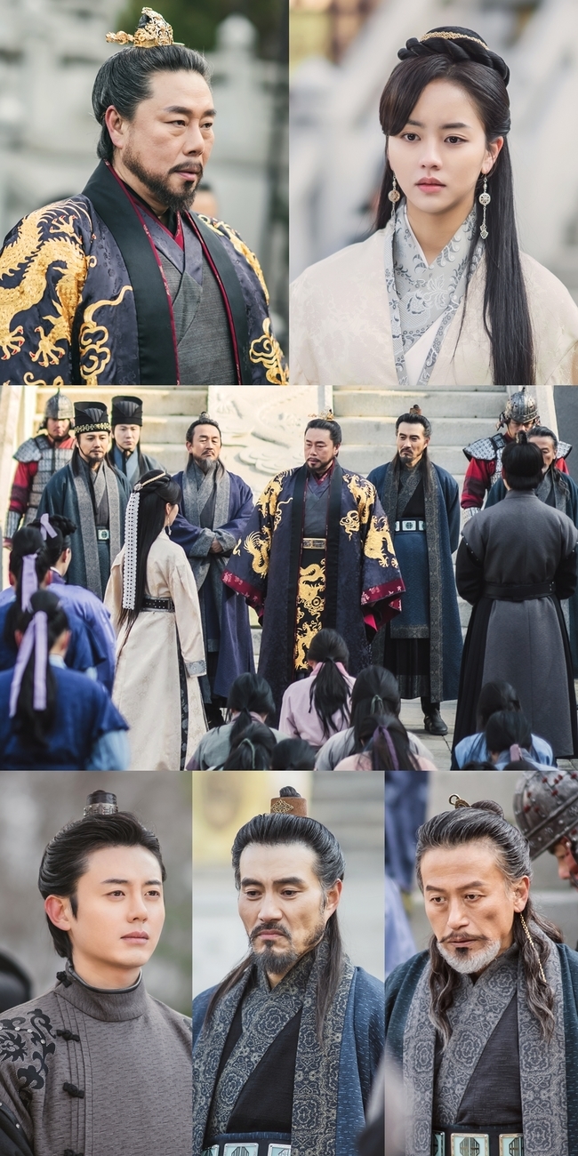 Kim So-hyun, who returned to the Royal Family with the River of the Moon princesses, was captured.In the 7th episode of KBS 2TVs monthly drama The Moon Rises (playplayed by Han Ji-hoon/directed by Yoon Sang-ho), which was broadcast on March 8, Pyeong-gang (Kim So-hyun) was shown infiltrating into the center of Jangbaek Herbal to find out the identity of Haemo-yong (Choi Yu-hwa).Pyeong-gang, who discovered the princesses who were sold to Silla here, ventured to hide among them and added curiosity to the future development.On March 9, the Moon Rising River side unveiled the still cut of Pyeong-gang, which returned to the Royal Family, and focused attention.Pyeong-gang in the public photo is a princess, standing in front of the king of the plains (Kim Beop-rae) and the aristocrats of the meeting.Behind such a Pyeong-gang sits the princesses who were sold to Silla with Pyeong-gang.Anger is on Pyeong-gangs face, who returned to the Royal Family with the people who were being sold safely.In addition, the different expressions of Goguryeo aristocrats, including the Pyeongwon king who looks at Pyeong-gang and the princesses, attract interest.First, the contrast between Goh Kun (Lee Ji-hoon), who is making a meaningful expression, and Go Won-pyo (Lee Hae-young), who is dissatisfied, attracts attention.Then, the embarrassed expression of Hae Ji-wol (Jung In-kyum), who is directly related to the focus of Jangbaek Herbs, which has taken away the princesses, amplifies curiosity about what will happen to them.I am looking forward to the 8th Moon floating river, which will reveal how Pyeong-gang will save everyone from the party that took the princesses to Silla and return to the Royal family, and how the revelation of Pyeong-gang will affect the other Goguryeo aristocrats including Haejiwol and Haemoyong.In this regard, the Moon rising river side said, Pyeong-gang, who returned to the Royal family with the princesses, once again causes blue.This case will have a great impact on the aristocrats of other meetings, including the termination and the seams.I hope you will expect Pyeong-gang to change the flow of Goguryeo political power. 