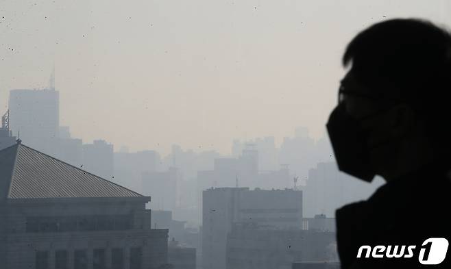 초미세먼지 농도가 '나쁨' 상태를 나타낸 5일 오전 서울 종로구 도심이 뿌옇다. 이날 기상청은 미세먼지 농도는 경기 남부·충남은 '나쁨', 그 밖의 권역은 '좋음'∼'보통' 수준으로 예상했다. 2021.3.5/뉴스1 © News1 송원영 기자