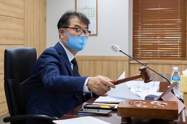 윤종인 개인정보보호위원장이 개인정보 유출 사업자에 대한 제재를 의결하고 있다. 개인정보보호위원회 제공