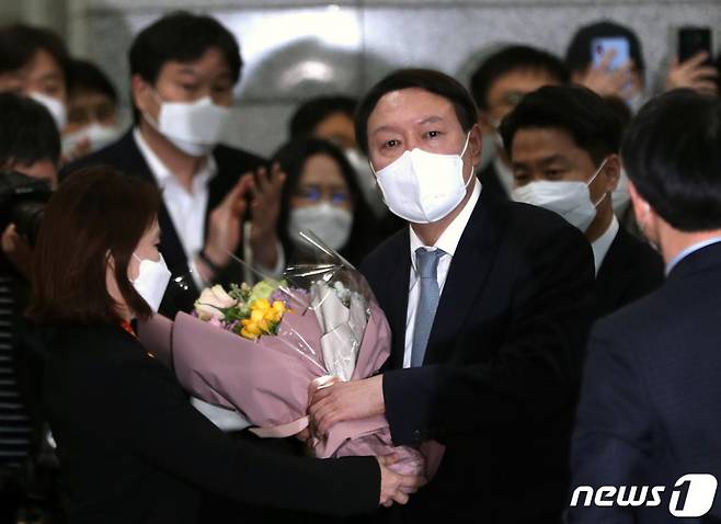 (서울=뉴스1) 이성철 기자 = 사퇴를 표명한 윤석열 검찰총장이 4일 직원들의 인사를 받으며 서울 서초구 대검찰청을 나서고 있다. 2021.3.4/뉴스1