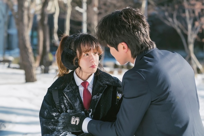 Choi Kang-hee and Eum Moon-suk were captured on a surprise uniform Date.KBS 2TV drama Hello?I am! (playplay by Yoo Song-i/director Lee Hyun-seok/production Beyond Jay, Ace Maker Movie Works) In the 7th episode, 37-year-old Hani (Choi Kang-hee) and top star Sony Corporation (Eum Moon-suk) appear enjoying uniform Date in a romantic atmosphere in the snow field.In this regard, Hani and Sony Corporation in the steel released by the production team on the 9th are enjoying Date in the snow field without anyone, and they are making the happiest expression in the world.Hani and Sony Corporation have started with a top star relationship with Akpler and have continued to encounter the 17-year-old Hani (Lee Re Boon) with an accident bundle.In the meantime, the sudden appearance of enjoying Date in the uniform, while curiosity is curious, it is expected to make viewers excited by the romantic appearance of enjoying snowball fights in the snow field without anyone, and to explode the curiosity about what happened between these two.In particular, Sony Corporation looks at Hani with a serious expression and approaches him, and it is drawing more attention because it is producing a situation where something is likely to happen soon.Viewers are paying attention to the pure desire of Sony Corporation, which had a crush on Hani when he was in high school.