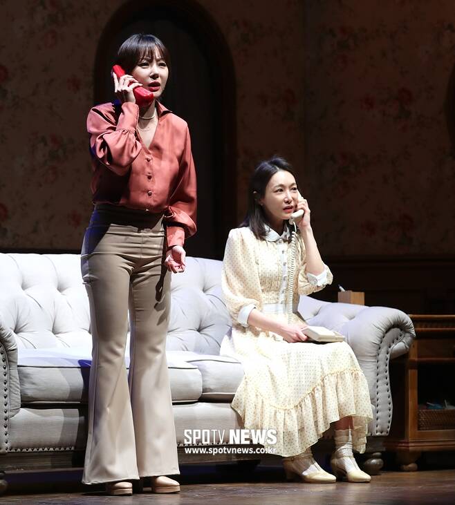 The play Special Liar Prescall was held at Baekam Art Hall in Samseong-dong, Gangnam-gu, Seoul on the afternoon of the 10th. Narsha (left) and Shin So-yul are performing the stage.Seoul