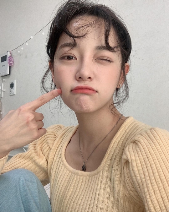 Actor Kim Se-jeong, from Gugudan, showed off her dazzling beauty.On the 10th, he posted an article called Spring and several photos on his instagram.The photo shows Kim Se-jeong posing in a yellow Golgi T-shirt, his colorful features as well as a refreshing smile that catches his eye.The netizens who watched this admired Kim Se-jeongs visuals such as It is so cute, The cleanse is Spring, I will go to see the beauty.On the other hand, Kim Se-jeong played the role of counter Dohana in the OCN drama Wonderful Rumors which ended on the 24th.Photo Kim Se-jeong SNS