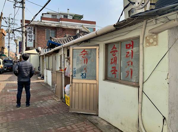 골목 깊숙이 관록 있는 맛집들도 숨어 있다.