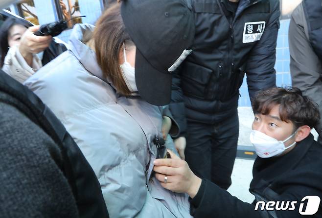 경북 구미서 3살 딸을 방치해 숨지게 한 20대 친모 A씨가 19일 살인 등의 혐의로 대구지검 김천지청으로 송치되고 있다. 구미경찰서는 이날 A씨에 대해 살인, 아동복지법 위반(아동방임), 아동수당법 위반(아동수당 부정수령), 영유아보육법 위반(양육수당 부당수령) 등의 혐의를 적용해 기소 의견으로 검찰에 넘겼다. 2021.2.19/뉴스1 © News1 정우용 기자