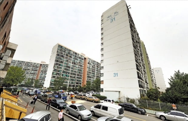 새 학기 개학 이후 전세 매물이 쌓이면서 호가가 떨어지고 있는 서울 강남구 대치동 은마아파트.  /한경DB
