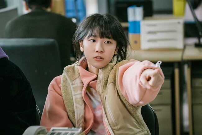 Choi Kang-hee and Lee Re are also caught in the police station, which stimulates curiosity about what will happen this time.KBS 2TV drama Hi? which will be broadcast on March 11th.Its me! (playplayplay by Yoo Song-i/dlee rector Lee Hyun-seok/Produced Beyond Jay, Ace Maker Movie Works) In the 8th episode, 37-year-old Hani (Choi Kang-hee) and 17-year-old Hani (Lee Re Boone) are taken to the police station and investigated side by side.In this regard, the production team unveiled a still cut that is being investigated in front of the Detective with the two Hani in a mess.The two hani in the still cut captures the eye by guessing the situation at the time of the fight, when the Coffys and the hair is scattered.I am ashamed of my head, but I am curious about what happened to them in the dignified appearance of two Hani who point side by side toward somewhere.The 37-year-old Hanis police department is already the fourth since the beginning of Hi? Its Me!, and even the Detective in charge of the investigation on the appearance of a familiar face will express his gratitude by saying hi.What is the case that made the two Hani coincide for a long time, and the reality of the episode that made the two Hani who did not go anywhere and do not go to the nose is broadcast on the 11th.Its me! You can check it out in the eighth.