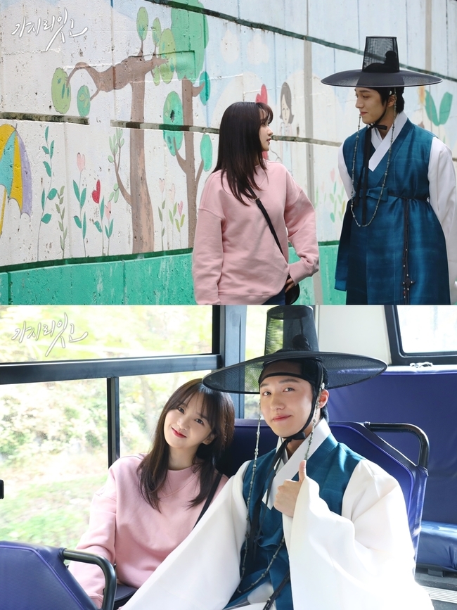 Kang Chan-hees modern culture experience predicts laughter.On March 5, KT Seezn (season)s first midform Drama/SKY original Drama Gashiri Itgo (playplayplay by Park Sun-jae, directed by Jae-Jin Lim/production convergence Stevie) was aired on TV for the first time through SKY and Channel A.Kashiri Itgo is a time-slip fantasy historical drama music romance that depicts the fate, love, and dreams that exceed 600 years of 27-year-old genius musician Jan Jan Jansz Weltevree (Kang Chan-hee) and 22-year-old Busking girl Min Yoo-jung (Park Jung-yeon).From the first airing of TV, Gashiririgo has become a romance restaurant, crossing the fun and sadness of splashing.In particular, the eye-catching scene of Kang Chan-hee and Park Jung-yeon 600 years ago gave a simkung and led to an explosive response from the main target MZ generation.So, I am more looking forward to the second TV airing of Gashirigo.In the meantime, the production team of Kashiri-ri-go will focus attention on the lovely appearance of Kang Chan-hee and Park Jung-yeon, who are experiencing modern culture as if they are curious, ahead of the second TV airing.Kang Chan-hee and Park Jung-yeon in the public photos are walking on the road with their eyes affectionately.Through Park Jung-yeons attire, it can be seen that the place where the two people in the photo are in Seoul in 2021.In the second photo, you can see two people sitting side by side on Bus.The two people, who smile wide as they pose for the camera, boast a picturesque chemistry and steal their eyes.