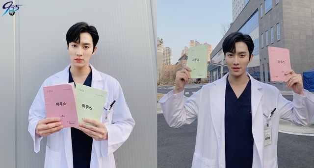 Kwon Hwa-woon released a photo of a Reversal story charm that is 180 degrees different from the TVN drama Mouse through his agency on the afternoon of the 11th.In the photo, there is a warm image of Kwon Hwa-woon wearing a doctors gown and holding a script for three or four times.Kwon Hwa-woon is divided into sacred, which creates an eerie and cool atmosphere in Mouse.Meanwhile, Mouse is a full-fledged human hunter tracking drama depicting Jung Barm (Lee Seung-ki), a young man with a rightful public figure and a local policeman, and the outlaw criminal Ko Mu-chi (Lee Hee-jun), who ran toward revenge after losing his parents to Killer as a child, who turned his fate back on the top 1% of psychopaths.It airs every Wednesday and Thursday at 10:30 p.m.sympathy media