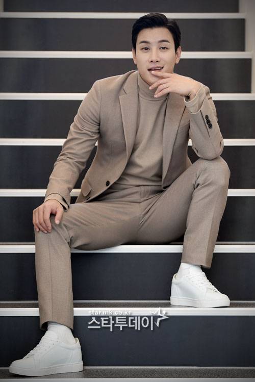 `비밀의 남자`는 일보에서도 방영돼 인기를 모았다. 이시강은 부모님에게 효도했다며 흐뭇해했다. 사진|유용석 기자