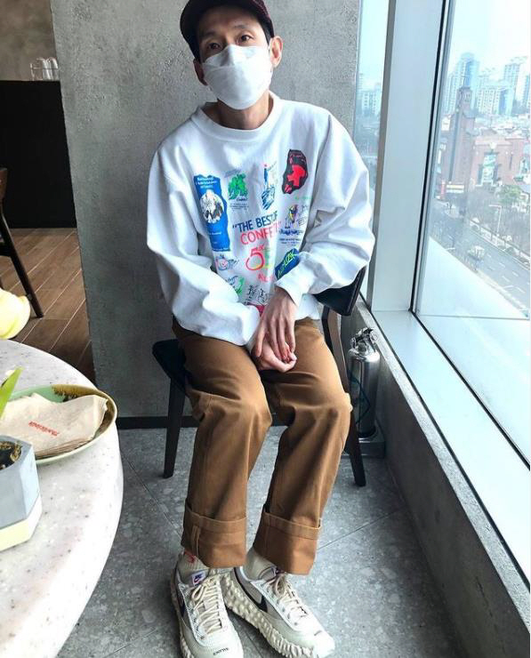 Bong Tae-gyu posted a picture on his Instagram on the 12th, saying he was tired.The photo shows Bong Tae-gyu, who is enjoying rest in Cafe.Bong Tae-gyu was saddened by the mask, but showed a tired look that could not be hidden.Meanwhile, Bong Tae-gyu married photographer Park Hasisi in 2015 and has one male and one female.Bong Tae-gyu is currently in the air on SBS drama Penthouse Season 2.
