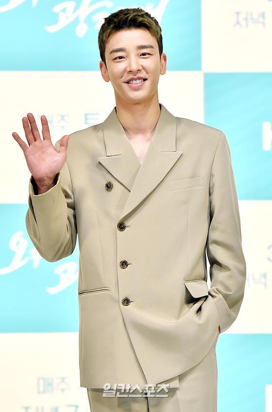 Actor Seol Jung-hwan attended the KBS 2TV new weekend drama OK Photo Sister production presentation on Online Live on the afternoon of the 12th and has photo time.OK Photon will be broadcasted on March 13th as a mystery thriller that all family members are suspected of murder in the murder of their mother during their parents divorce lawsuit.