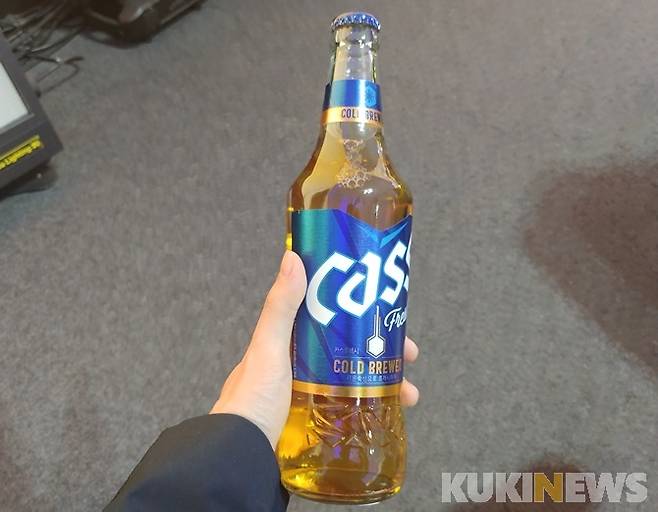 투명병으로 돌아온 카스 / 사진=쿠키뉴스