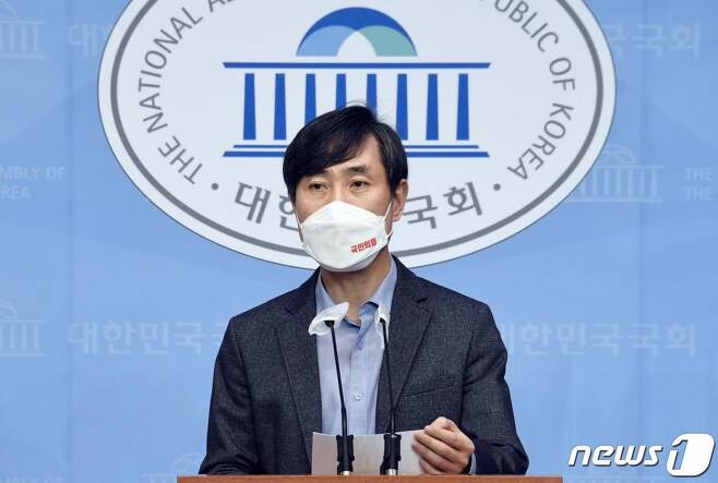 하태경 국민의힘 의원이 지난 8일 서울 여의도 국회 소통관에서 기자회견을 갖고 공기업 부동산 적폐3종을 발표하고 있다.