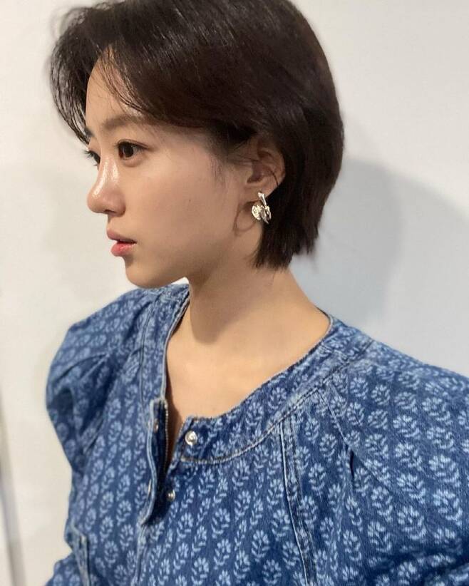 Singer and Actor Ham Eun Jung boasted a sideline that appeared to be owed to a piece.Ham Eun Jung uploaded a picture to his Instagram on March 12 with emoticons.In the photo, Ham Eun Jung shows a side look with a new look. Ham Eun Jung has impressed those who see with dark double eyelids and high nose.The netizens who saw this responded such as Spring seems to have come and Lovely Eunjung.Ham Eun Jung made his debut as a Little Miss Korea selection contest in 1995.Since then, he made his debut as T-ara in 2009 and has become very popular with many songs such as Bo Peep Bo Peep and Lovey-Dovey.