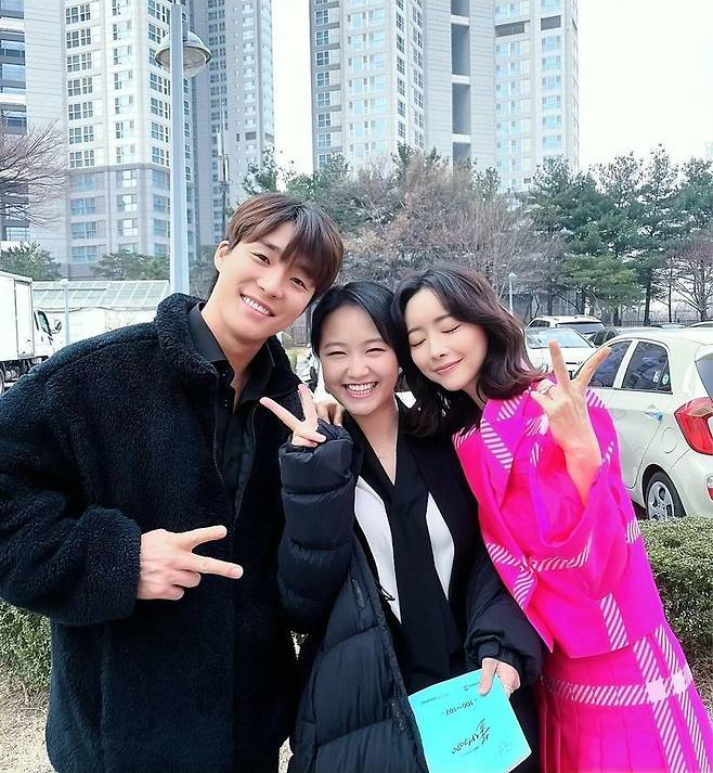 Actor Seo Ha-joon told Lee Cheong-mi and Hong Soo-Ah about their sunny daily life.Seo Ha-joon told his instagram on March 12, Even though I have played a role too well in the drama, I am always bright and kind.Im a little bit more supportive. In the photo, Seo Ha-joon is smiling brightly with Lee Cheong-mi and Hong Soo-Ah heads, and the three of them raised their expectations for firebird 2020 with their extraordinary chemistry.The role is just a role; a warm word is a great strength; please support and love the actor a lot, added Seo Ha-joon.The netizens who watched this responded such as Fighting to the end, Three people are so good to see, It will be difficult to shoot, but please try hard.