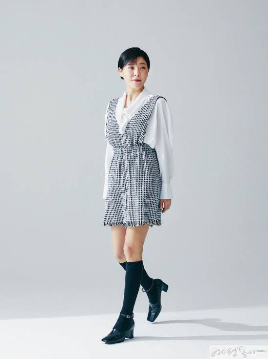 톱 5만9천원, 슈즈 17만2천원 모두 UTG. 원피스, 삭스 스타일리스트 소장품.