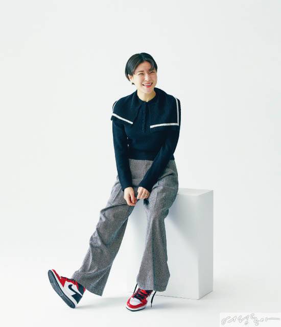 톱 36만8천원 UTG. 팬츠 4만2천원 CMNM STUDIO. 슈즈 모델 소장품.