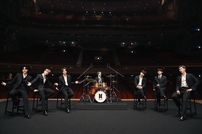 BTS presented its hit song Dynamite on the online Charity Performance Music On a Mission by Charity group MusicCares at the United States of America Recording Academy on Wednesday.The venue was set in the empty Venues, which seemed to have produced a situation where the popular music concert was lost in the face of the fandemic.Members who appeared one by one at the Venues entrance and the audience gathered on the main stage to present Dynamite live.He sat in a chair in a suit, not a dance, and shook himself lightly, creating an atmosphere. Jungkook also played drums.Music on a Mission has been held as a gala show with the selection of Person of the Year every year, but this year it was conducted in the form of an online concert due to Corona 19.Ticket sales are used to help people in the music industry who have been hit by Corona19, including BTS, John Legend, Zne Aiko, Haim and He (H.E.R.)BTS performance is also attracting attention to the 63rd Grammy Awards, which has been around for two days.BTS, nominated for Best Pop Iruvar/Group Performance, will be the first Korean singer to perform solo at the awards ceremony.The stage was reportedly filmed in Korea in advance.Jack Susman, vice president of United States of America CBS, who broadcasts the awards ceremony, raised expectations earlier, foreshadowing the United States of America media variety, saying,  (seeing BTS performance) you will not be sitting still in the living room.The awards ceremony will be held at 9 am on the 15th in Korea and the Best Pop Iruvar/Group Performance awards will be announced at the Grammy Awards Premiere Ceremony held at 4 am.