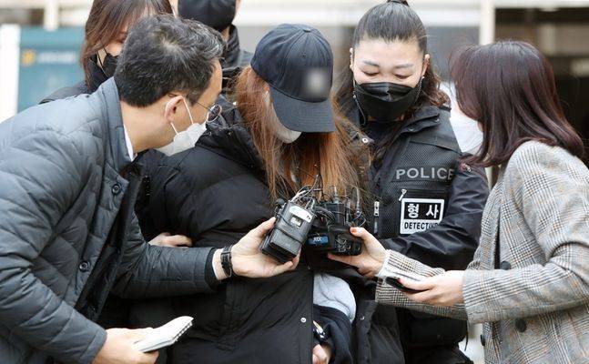 지난 11일 대구지방법원 김천지원에서 경북 구미서 숨진 3세 여아의 친모로 밝혀진 외할머니가 구속 전 피의자 심문(영장실질심사)을 받은 후 법원을 떠나고 있다.ⓒ연합뉴스