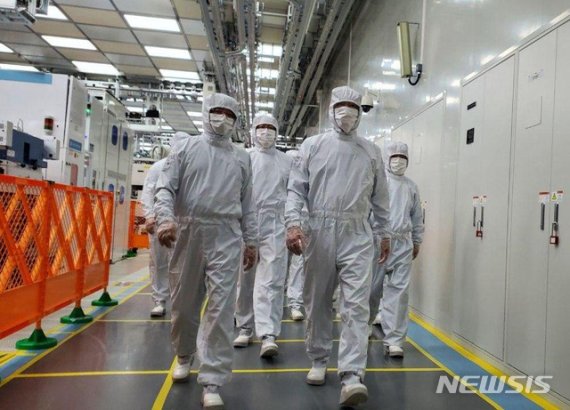 이재용 삼성전자 부회장이 지난해 5월 중국 시안 사업장을 찾아 반도체 생산 라인을 살펴보고 있다. 삼성전자 제공
