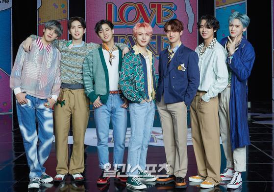 Group Pentagon attended the mini 11th album LOVE or TAKE showcase on Online Live on the afternoon of the 15th and has photo time.Pentagons mini 11th album LOVE or TAKE sang Pentagons cool and confident love style with seven tracks under the main theme of Do you fall in love or Will you win love?