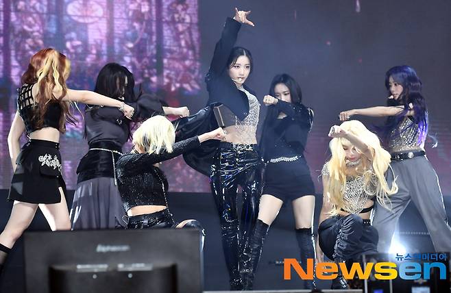 A new girl group Purple Kiss (Lee Re, Yuki, Chaein, Na Go Eun, City, Suan, Park Ji-eun) debut showcase was held at Yes24 Live Hall in Gwangjin-su, Seoul, on the afternoon of March 15Purple Kiss is showing off a spectacular stage on this dayMeanwhile, Purple Kiss debut song Ponzona is a new fusion Urban Hiphop genre song that combines classical violin, piano, grooved rhythm and dreamy sound.As it means dog in Spanish, Purple Kiss has a commitment to paint the world with their charm, and at the same time, it is aspiration that it will not be able to get out of Purple Kiss as the poison spreads.