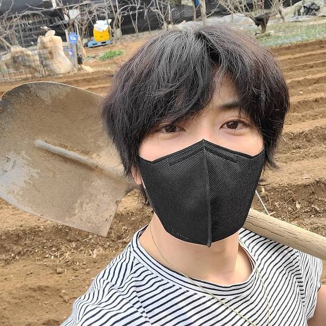 Actor Jang Seung-jo reported on his recent beauty.Jang Seung-jo posted a picture on his instagram on March 15 with an article entitled # Rotary # Grace Farm.In the open photo, Jang Seung-jo takes a self-portrait wearing a mask with a shovel in the background of the farm.The beauty, which is not hidden in the gentle people and the disheveled hairstyle, catches the eye. It also boasted an extraordinary visual in Supernatural appearance and thrilled the fans.Actor Seol Jung-hwan commented on the post, Are you going to write that face?The netizens responded, I am handsome today, Is it natural? And I look good.Meanwhile, Jang Seung-jo will appear in JTBCs new drama Snowdrop, which is due to air this year.
