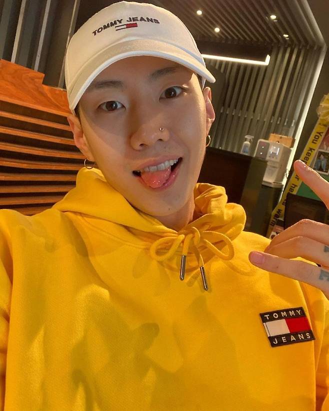 Singer Jay Park shares playful selfieJay Park posted a picture on his Instagram account on March 15.In the photo, Jay Park looks at the camera in Yellow-bellied slider Robin Hoody, who thrilled fans with a warm visual.The netizens who saw this responded such as I am still handsome and Thank you for raising my self.