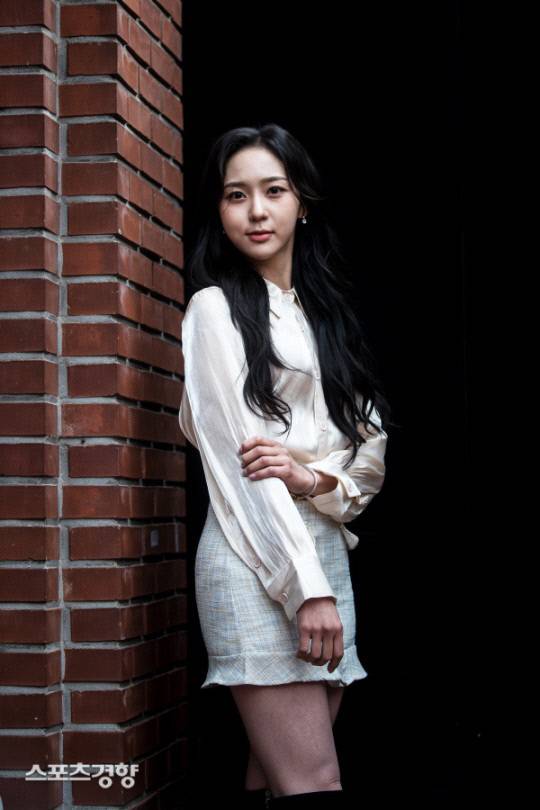 배우 이화린이 4일 서울 중구 정동 프란치스코회관에서 스포츠경향을 만나 포즈를 취하고 있다. 이선명 기자 57km@kyunghyang.com