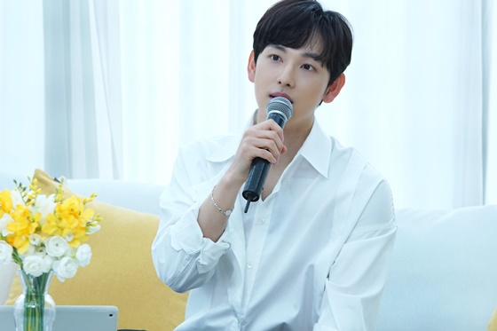 According to his agency Plum A & C on the 15th, Siwan met with fans through fan meeting on White Day on the 14th.I have accumulated special memories with fans through various corners such as Siwans three essentials and Picnic with Siwan which introduce the essentials of Siwan.Siwan opened the live stage of the drama Run on OST I and You, which has a distinctive light tone, and made the scene hot.In addition, Paul Kims You Know cover stage, which showed fanship in various contents, showed a great deal of aspect as an all-round entertainer.In the Siwan Photo Queue Laying corner, which was released while watching unpublished photos, Siwans recent works, Drama Run On and Others are Hell, were shown on the filming site and communicated with fans.In the Siwan corner, which listens to the fans requests, the fan meeting was added to the fan meeting by showing a strange N-hang poem for fans who asked for a high-level N-hang poem such as Run On, Siwan, Mint Chocolate, and Children of the Empire.In addition, I sent advice and support to the fans troubles and formed a warm atmosphere.Finally, Siwan wrote in a hand letter, I would like to say thank you very much for joining us.I hope you will have a lot of expectations because you are really having fun.  I hope this time is a sweeter time than Candy to you. Meanwhile, Siwan is currently in the midst of filming season 2 of tvNs House with Wheels and is about to film the movie Smartphone (Gase).