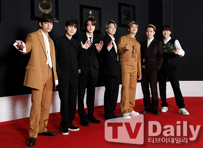 Group BTS (BTS) (RM Sugar Jay Hop Jean Jimin V political power) attended the 63rd Grammy Awards (GRAMMY AWARDS) red carpet.BTS was delighted to be nominated for the 63rd Grammy Awards Best Pop Duo Group Performance category with the worldwide success of Dynamite announced last year.BTS, which will be invited to the Best R & B category in 2019 and will be followed by joint performances in 2020, and will be presenting Grammy Awards nominations and solo stages this year, is steadily expanding its stake in Grammy Awards and is loved by many.Unfortunately, the awards were not successful, but BTS Jimin enjoyed the joy of conveying a message of gratitude to the fans.Photo: Big Heat Enter