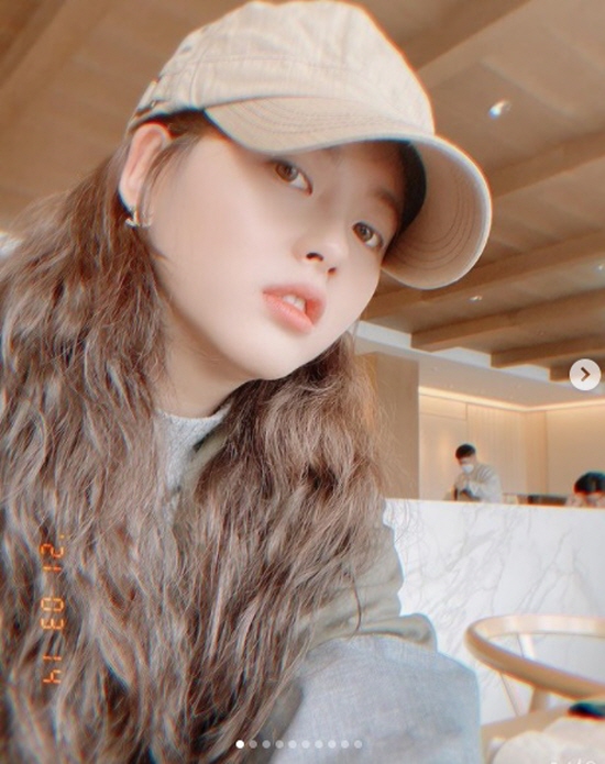 Actor Go Ah-ra flaunts neat beautyGo Ah-ra posted several photos on Instagram on Saturday with Hashtag: #Happy #Family #Flower.In the photo, Go Ah-ra is wearing a hat and looking out the window and drinking tea. It has a pure charm.Long wave hair, clean skin and clear features are visible.Go Ah-ra appeared in the drama Dodo Solar Sol.Photo: Go Ah-ra Instagram