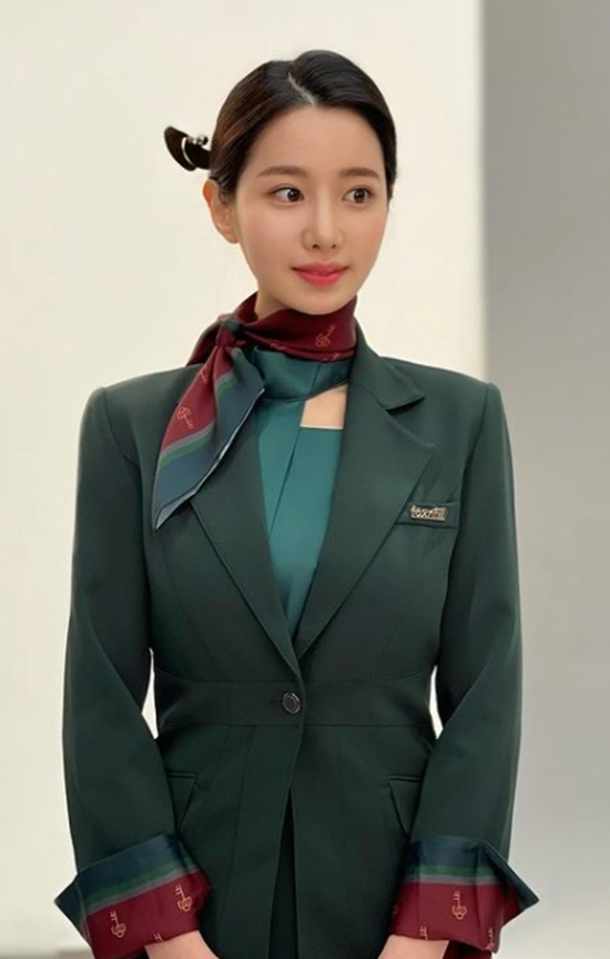 Berry Good Johyun shows off his sweet charmOn the 15th, Johyun posted a picture through his Instagram and reported on his current situation.In the open photo, Johyun poses in front of the camera wearing a uniform reminiscent of Stewardess.Johyun attracted attention with her elegant and elegant charm in a neat suit with a completely over-the-top hairstyle.Meanwhile, Johyun will appear in the horror movie Hypnosis scheduled to open on the 24th.Photo: Johyun Instagram