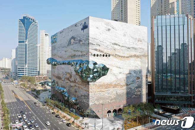 2일 오후 새롭게 문을 연 경기도 수원시 영통구 갤러리아백화점 광교점의 모습. 갤러리아 광교는 한화갤러리아가 운영하는 5개 점포 중 가장 큰 규모로 백화점에는 창문이 없다는 정형적인 형식을 깨고 유리 통로를 통해 전 층에 빛을 들여오는 구조로 설계됐다. 2020.3.2/뉴스1 © News1 조태형 기자