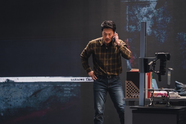 Mouse Lee Hee-joon was spotted shockingly kneeling in front of the Predator and bursting The Scream with a face full of pain.Lee Hee-joon is anxious about the Lap desk in front of the camera during the live broadcast stage and pouring tears.In the play, Rubberch is making a serious face after receiving a call from a live broadcast.Rubberch is inconceivably embarrassed and eventually falls to Lap desk and appeals desperately with a distorted face in pain.Then I put my hand to the camera and finally burst into tears.In the last broadcast, Rubberch confidently went live broadcasting, saying he found the correct answer that Predator said, and the shocking scene of Jung Bah-rum (Lee Seung-gi) appearing in the corner of the dark secret room was captured, which shocked everyone.What will happen to Rubberch of the world, Rubberch will kneel down on Lap desk and burst into a fever, and what will happen to the colostrum?Lee Hee-joon tried to immerse himself in emotions, minimizing conversation and movement throughout the preparation of the shoot ahead of the scene where internal emotions should be exploded.When I went into the filming, I quickly fell into the situation and emotions of Rubberch, and expressed the feelings of pain mixed with boiling anger and despair in the eyes, facial expressions, and the Scream voice.The production team, who watched Lee Hee-joons acting, which became Rubberch itself, applauded as if he had waited for Choi Jun-baes OK sound, raising expectations for another The Warlords.