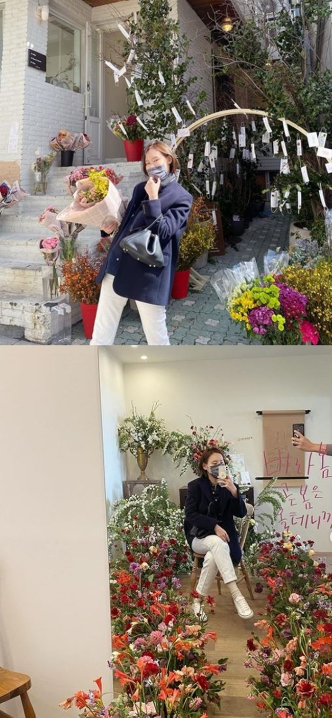Model-turned-actor Goo Jae-yi showed off her unwavering beautiful looks after Child Birth.Goo Jae-yi posted a picture on his instagram on March 16 with an article entitled Tian Shi Barrassment, a project to help flower farmers.The photo shows Goo Jae-yi, who is buried in colorful flowers and appreciates Tian Shi.Goo Jae-yi boasts distinctive features and ceramic skin even in a non-toilet face.Another genus, Goo Jae-yi, stands at the entrance of Tian Shijang and enjoys springtime with an excited expression.On the other hand, Goo Jae-yi made his debut in the entertainment industry in 2006 and appeared in the drama Mistress, Laurel suit gentlemen, Last, I order you and Heavenly Woman.