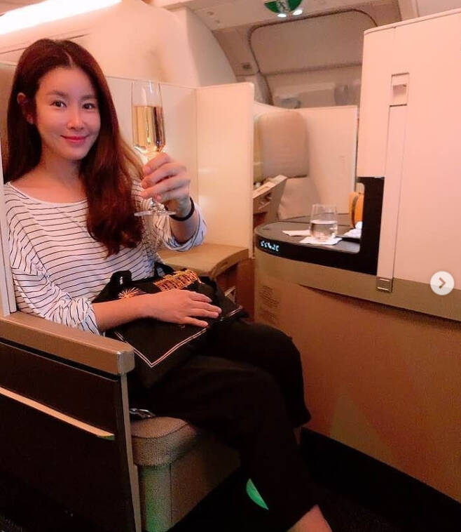 Actor Lee Tae-ran recalled the past.Lee Tae-ran posted a photo on Instagram   on the 16th with an article entitled The days when I could go anywhere ... miss. recall.The photo shows Lee taking a trip on a past plane and traveling around the country.When Lee Tae-rans article was released, the netizens responded such as I am sorry that I can not go anywhere because of Corona, I miss it so much, Thank you days that I did not know at that time and I miss it so much.Photo Lee Tae-ran SNS