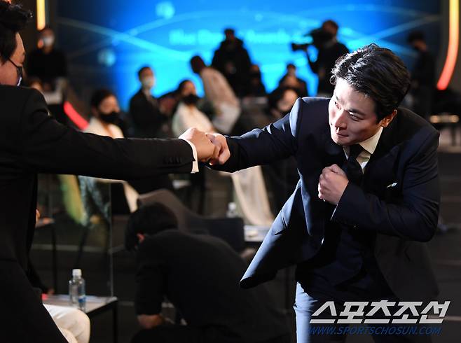 제41회 청룡영화상이 9일 오후 인천 영종도 파라다이스시티에서 열렸다. 남우조연상을 수상하고 있는 박정민. 인천=송정헌 기자 songs@sportschosun.com/2021.02.09/