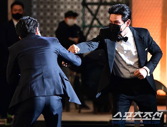 제41회 청룡영화상 시상식이 9일 오후 인천 파라다이스시티에서 열렸다. 남우조연상을 수상한 박정민을 황정민이 축하해주고 있다. 인천=정재근 기자 cjg@sportschosun.com/2021.02.09/
