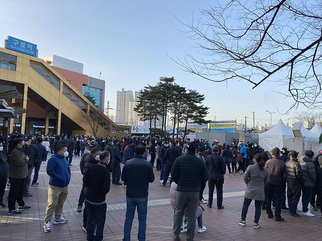 17일 오전 서울 구로구 지하철 1호선 구로역 앞 광장에 코로나 의무 검사를 받으려는 외국인 근로자들이 꼬불꼬불 줄을 서서 순서를 기다리고 있다. /장근욱 기자