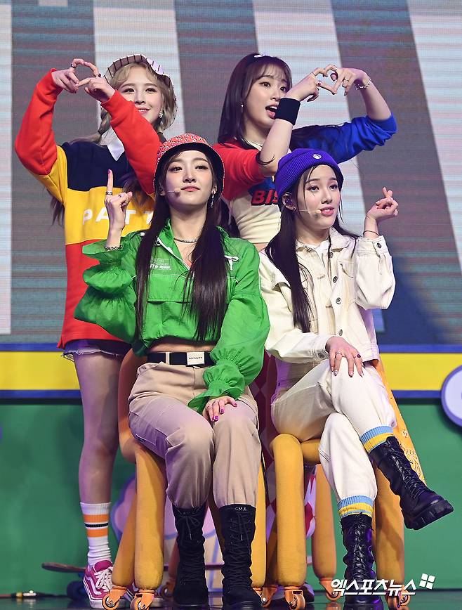 On the afternoon of the 17th, a showcase was held to commemorate the release of the third mini album We Play by Girls Group Weekly at the Shinhan Card Pan Square.Weekly is showing off a great stage.