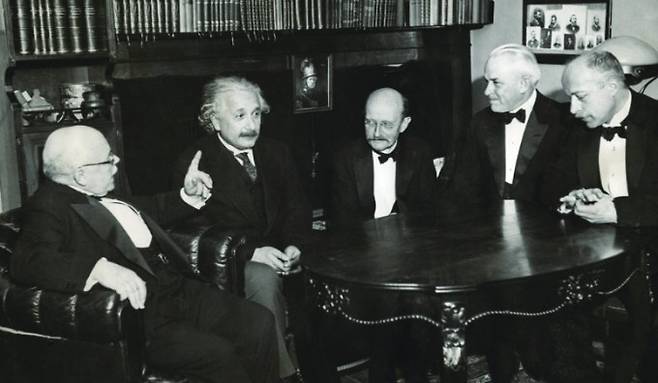 현대물리학 거장들과 함께한 막스 플랑크(가운데). 좌측부터 발터 네른스트, 알버트 아인슈타인, 막스 플랑크, 로버트 밀리컨, 막스 폰 라우에. 모두 노벨상 수상자들이다. 과학동아DB