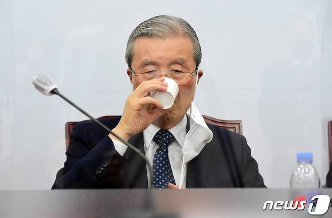 김종인 국민의힘 비상대책위원장이 18일 서울 여의도 국회에서 열린 비상대책위원회의에서 모두발언을 하고 있다. /사진=뉴스1.