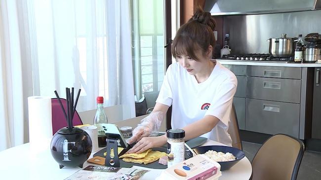 Son Dam-bi, who is the representative of I Live Alone Cuisine poop, will be Top Model in Can Education and Square Kimbap Cuisine.Son Dam-bi, who showed off his lost hand ability for each Cuisine, hopes to escape the Cuisine poop and become a Son Dam-bi dragon.MBC I Live Alone (planned by Ahn Soo-young / director Huh Hang Kim Ji-woo), which will be broadcast at 11:10 pm on March 19, will go to a special Cuisine Top Model that Son Dam-bi will treat to a precious person.Son Dam-bi, who earned the nickname Cuisine Poops by his cuisine ability to catch up with the audience in the last broadcast, burns his will to the Cuisine Top Model, saying, I want to treat Cuisine to the precious.Son Dam-bi, who is a top model in his first life of Can Education, starts Cuisine by looking for an Internet recipe.Son Dam-bi, who expressed doubts about his Cuisine ability, said, Is it okay?), which raises the curiosity that he would have succeeded in Cuisine.Following the Can Education Life, Son Dam-bi also tops the making of the square kimbap that is popular these days.Son Dam-bi, who expressed confidence in folding Kimbap that anyone can easily make, is expecting that he showed off his Cuisine ability, which was changed soon after he was in a hurry.