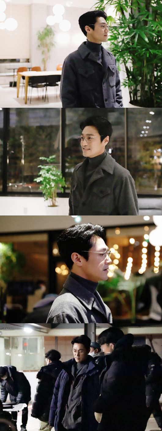 Behind SteelSeries, which features the filming scene of actor Choi Young-juns tvN Vincenzo, was unveiled.Under the tone of The villain breaks in the way of the villain, the terrible and hot performances of dark heroes against the variant villas that can never be punished by law are cathartic, and they are loved by TVN Vinsenjo (directed by Kim Hee-won, playwright Park Jae-beom, planning studio dragon, production logos film) Choi Young-jun, who is playing a strong role in the teams solid aid Joe Sandpit (real name Cho Young-woon), is drawing attention.Choi Young-jun in the behind-the-scenes SteelSeries seriously discusses the director and the act on the spot, and is immersed in the act, and talks with the surrounding staffs affectionately and looks at the scene to give a warm heart.As such, Choi Young-jun captures my attention with a vivid scene atmosphere, and the deep eyes added to the more sleek features are combined with the beautiful visuals.It is digesting into a character with a smart atmosphere that emits a soft charisma different from the familiar doctor or sharp detective that was shown in the previous TVN s wise doctor life and TVN flower of evil.In addition to transforming into a completely different image, the audience is impressed by Choi Young-jun, who is playing a character who is a clear presence that shines in the right place of the work.On the other hand, in the 8th broadcast on the 14th, the figure of the people of Sandpit and the gold price Plaza who are diligently moving to find gold in the gold price Plaza was drawn.Joe Sandpit told Vincenzo that he would bring hackers directly to a museum in China to get information on the iris of the king, along with the fact that if the iris recognition of the dead king can be made possible, he is expecting to get gold safely this time, and it is noteworthy what kind of action Choi Young-jun will be doing in the future.TVN Vinsenzo broadcasts every Saturday and night at 9 pm.double K film and theater