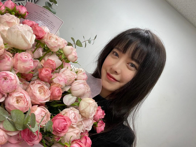 Actor Ku Hye-sun thrilled with bouquet of flowers GiftKu Hye-sun posted several photos and videos on his Instagram on the 20th with the article I liked flowers.In the photo, Ku Hye-sun, who certifies a bouquet of flowers, is holding a bouquet of flowers larger than his body, and Ku Hye-sun is building a beautiful Smile.Ku Hye-sun looks like she got a gift of flowers in commemoration of Tian Shi Open. Ku Hye-suns signature, black fashion and bang bangs, did not fall out.The beauty of Ku Hye-sun, which is more colorful than flowers, stands out.On the other hand, Ku Hye-sun released The New Age album Breath 4 on the 2nd.From today (20th) to 28th, the Seoul Arts Center Hangaram Art Museum will perform the lyrics of Seo Taiji and the newage of Ku Hye-sun under the lyrics of Seo Taiji using his New Age music.