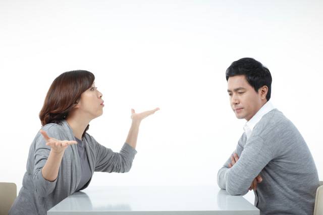 호르몬은 여성이 폐경, 남성이 갱년기를 겪으면서 변화가 생기는데, 호르몬의 상대적 비율이 달라지면서 여성은 터프해지고 남성은 잘 삐지는 등의 변화가 생긴다./클립아트코리아